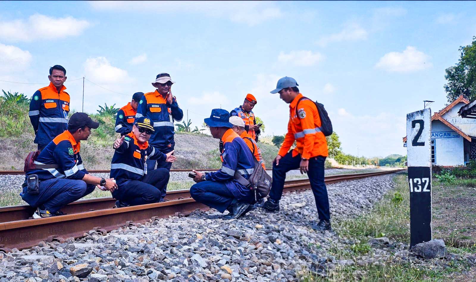 Periksa Rel Hadapi Musim Hujan, KAI Daop 7 Madiun Pastikan Jalur Aman untuk Perjalanan KA