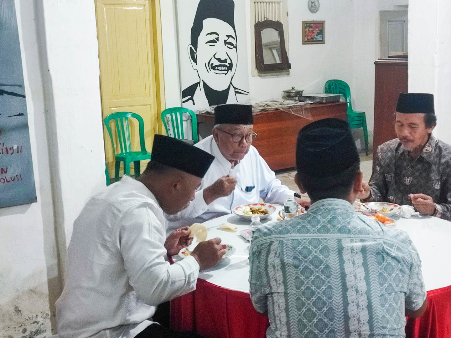 Doa Hari Pahlawan di Rumah Soekarni, Bupati Rijanto: Warga Blitar Harus Bangga Bupati Blitar Rijanto di dalam rumah bung karni