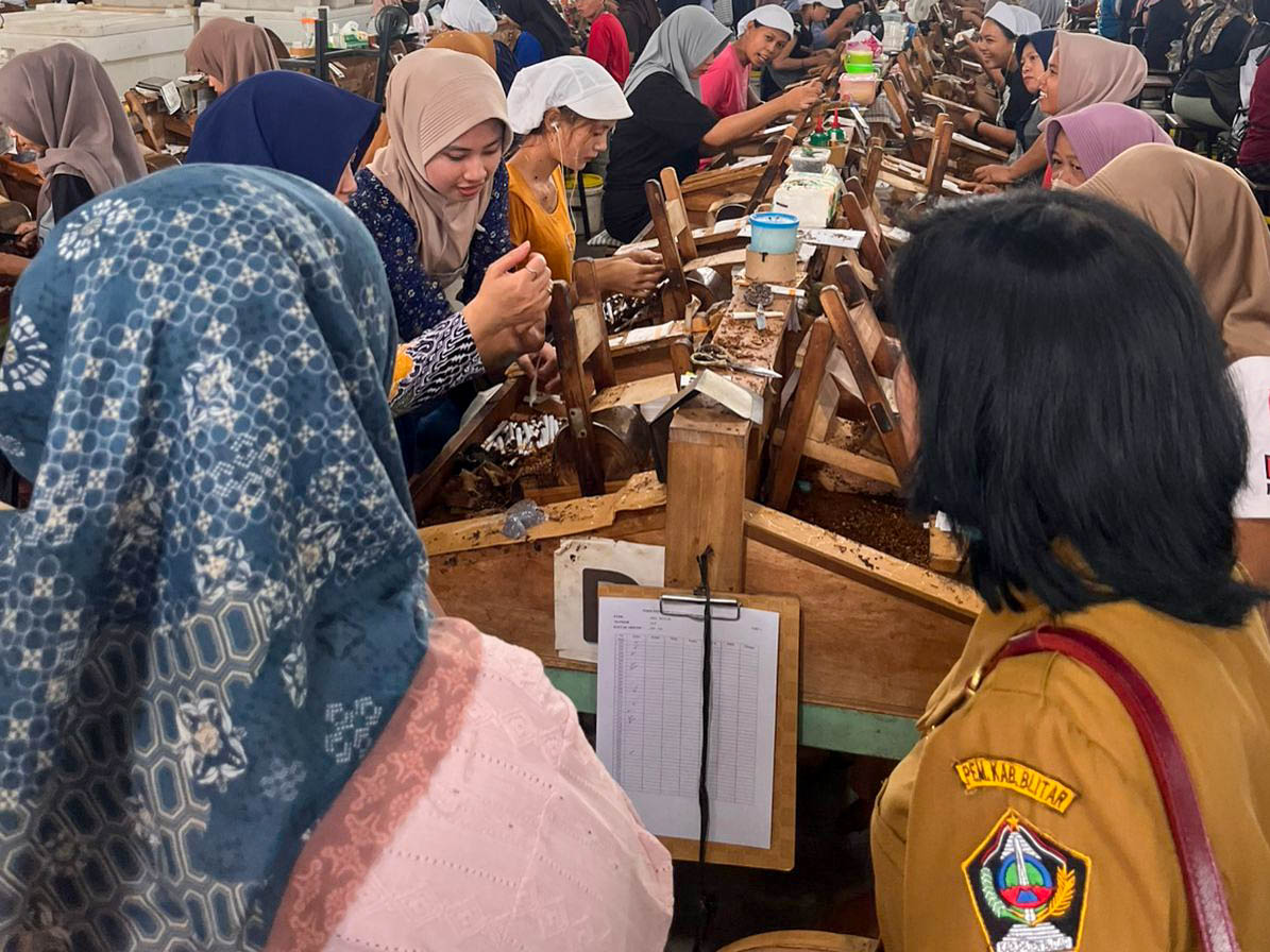 DBHCHT Bantu Ekonomi Buruh, Dinsos Kabupaten Blitar Ungkap Dampak Nyata di Lingkungan Pabrik Rokok