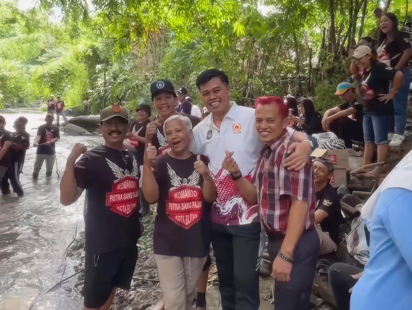 Weekend Mas Ibin, Turun ke Sungai Pimpin Aksi Bersih-Bersih Sampah di Sungai Lahar Blitar
