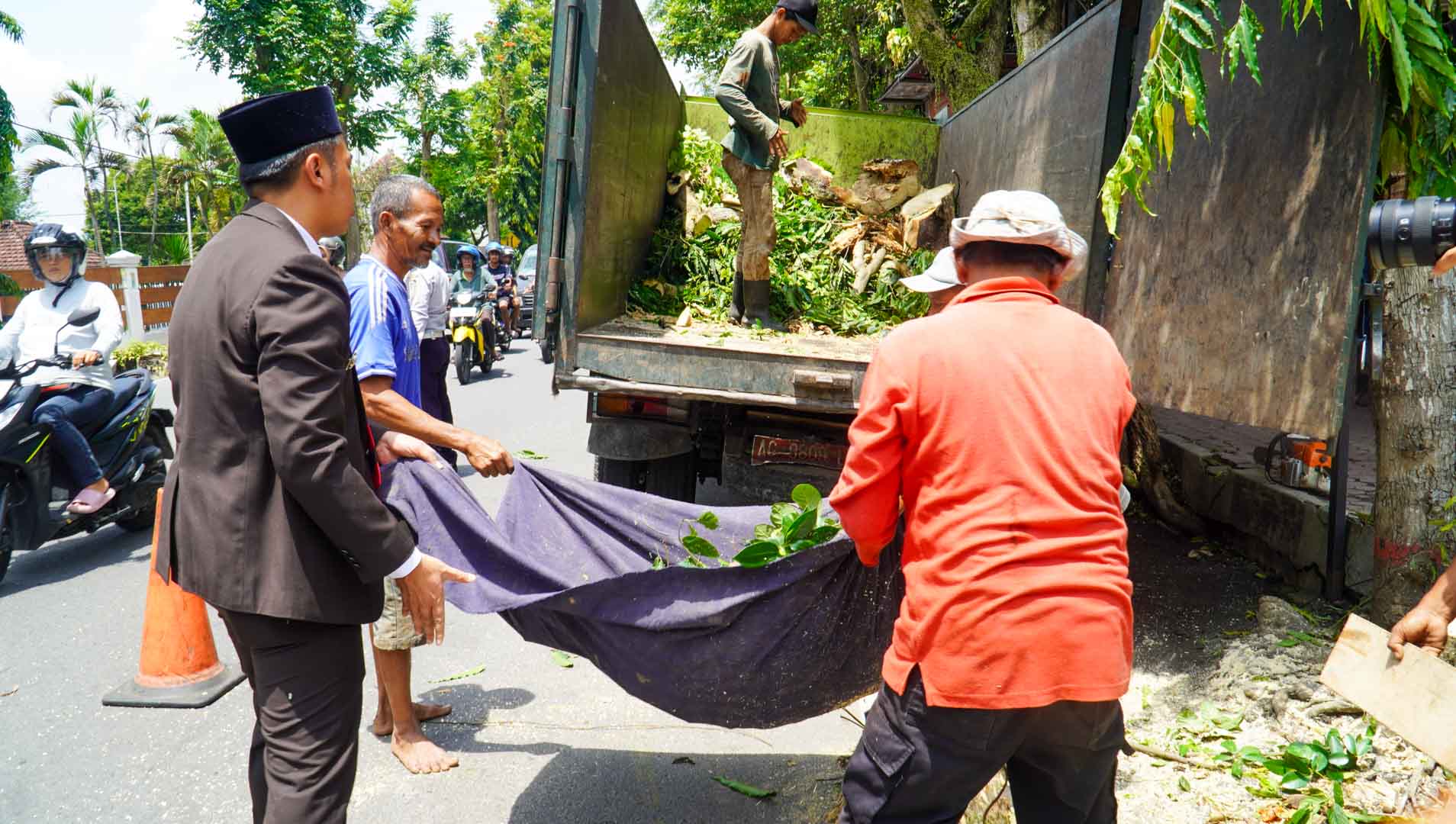 Mas Ibin Turun Langsung Bantu Petugas DLH, Angkat Kayu Sisa Tebangan ke Truk