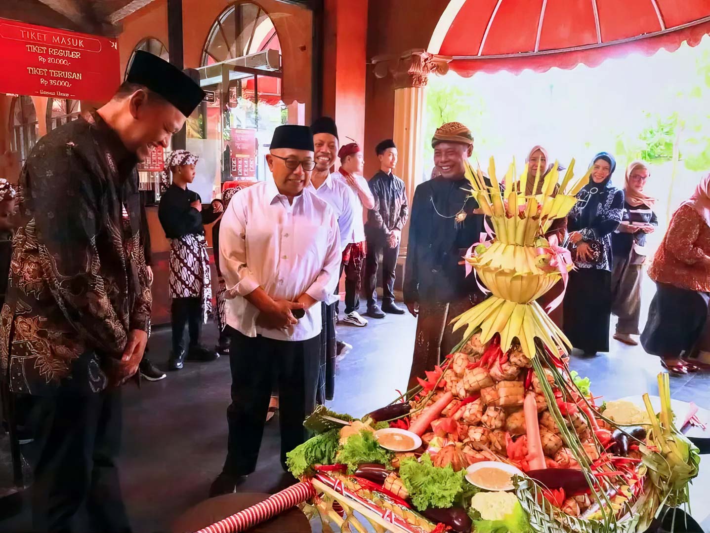 Bupati Rijanto Apresiasi Kirab Ketupat Coklat, Tradisi Unik Dongkrak Wisata Blitar