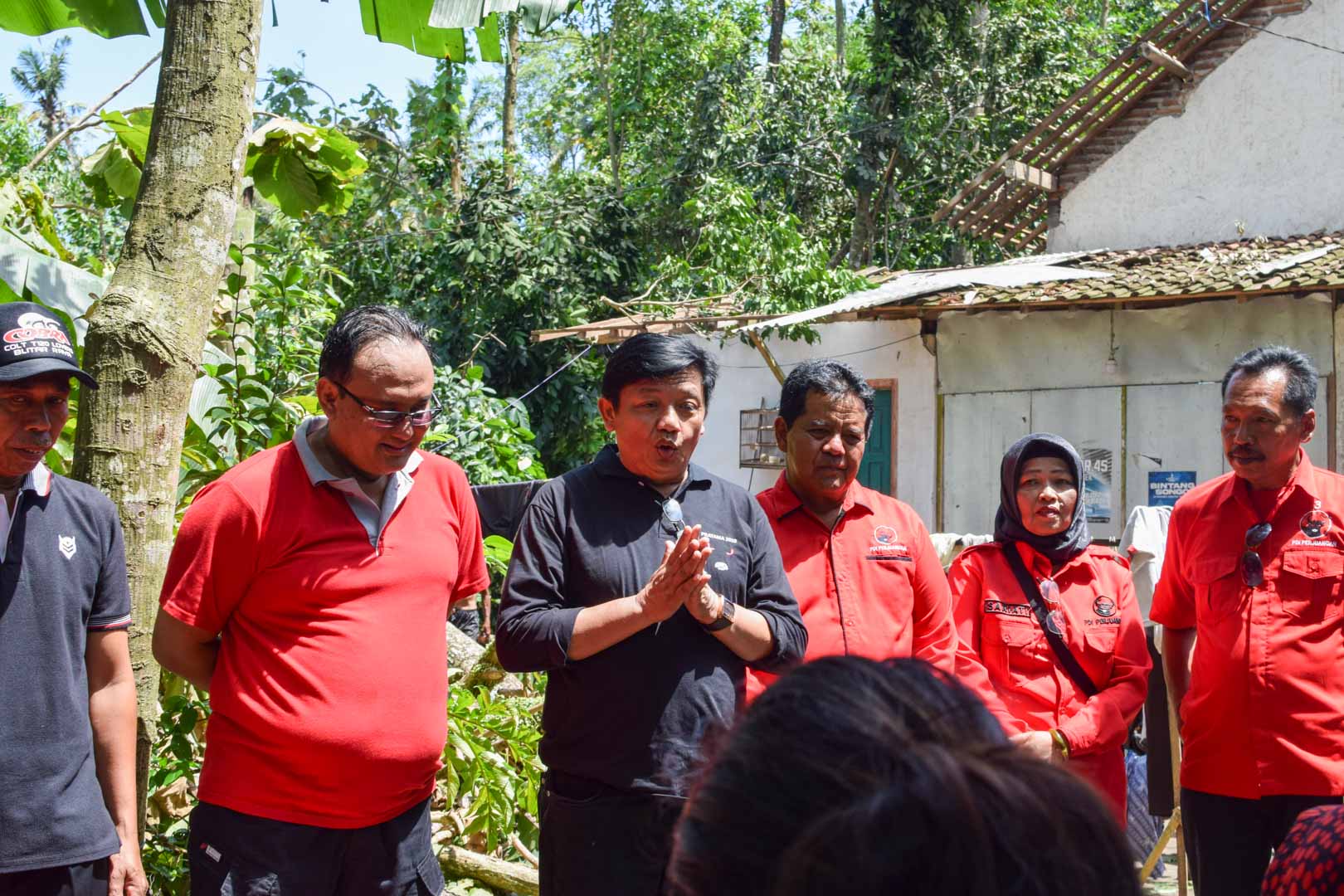 Datangi Rumah-rumah Warga Tertimpa Pohon, PDIP Kabupaten Blitar Ringankan Korban Puting Beliung di Sanankulon