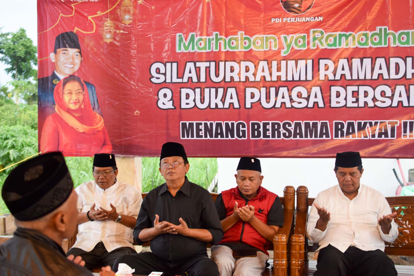 400 Warga Desa di Srengat Diajak Bukber Ramadhan PDIP, Kader Banteng Blitar Konsisten Dekat dengan Rakyat Ketua Sekretaris Bendahara PDIP Blitar Buka Bersama