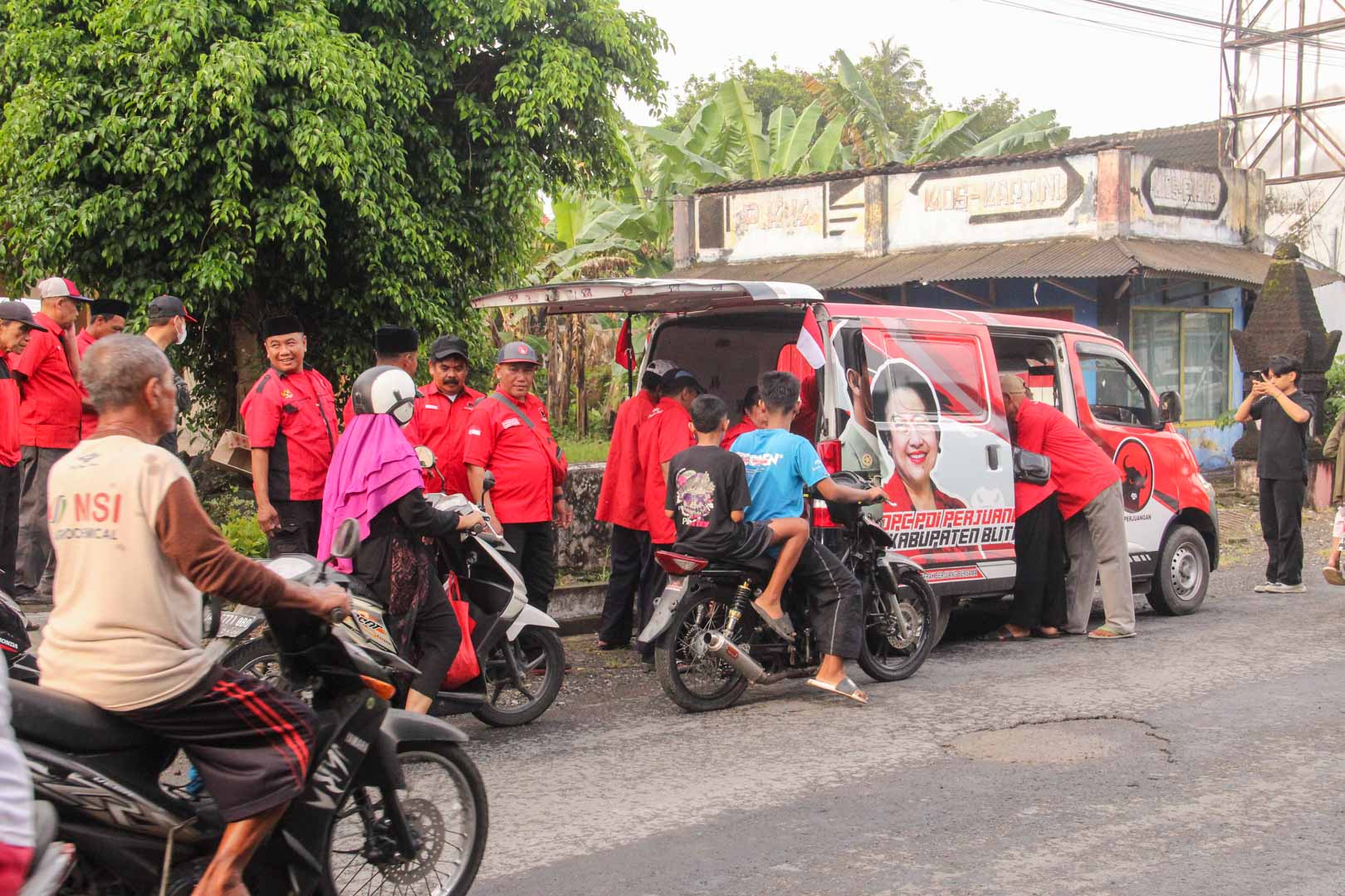Ramadhan, PDIP Kabupaten Blitar Bagi Takjil Hingga di Pelosok