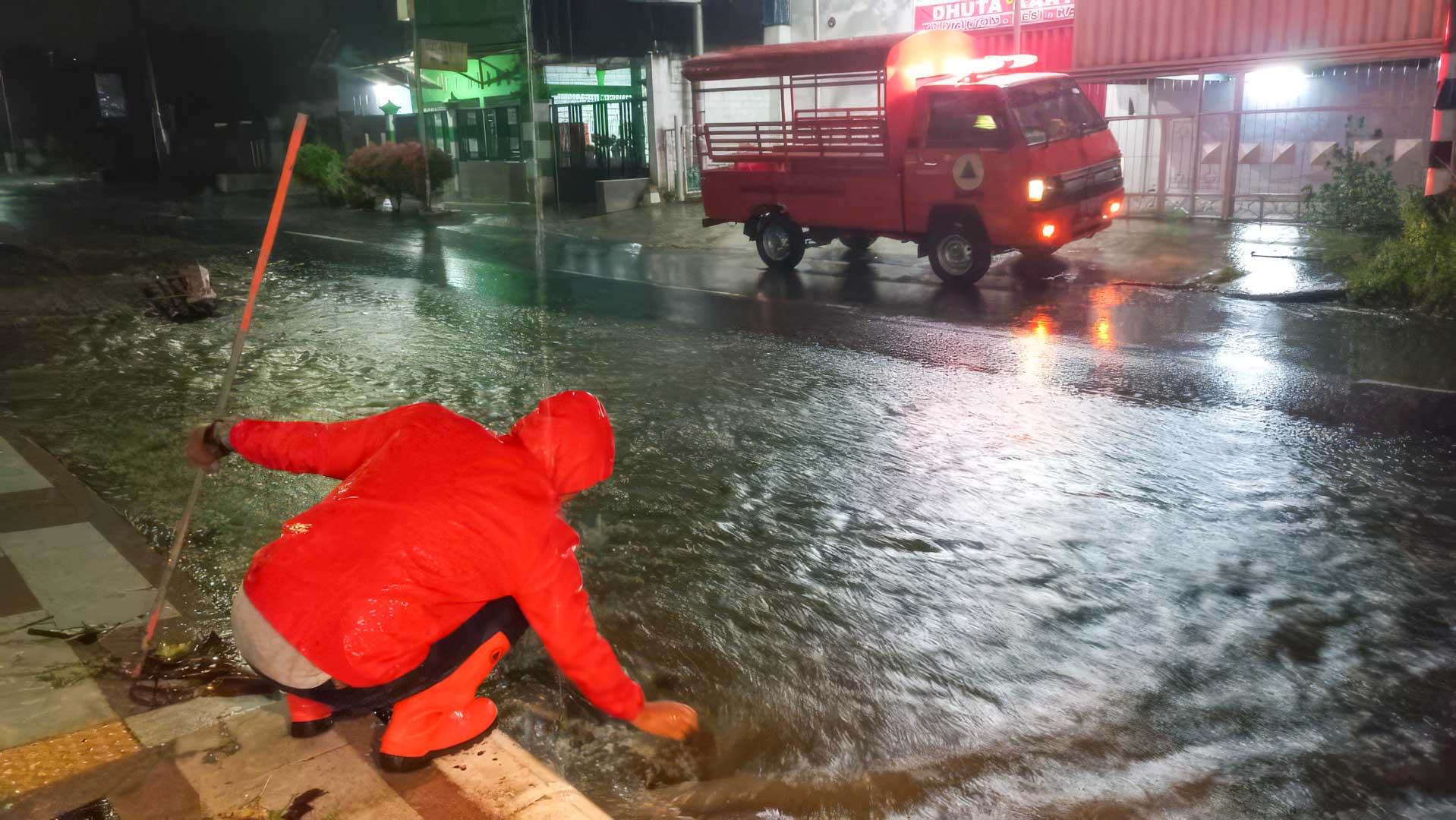 Hujan Deras Semalaman, Pemkot Blitar Gerak Cepat Cegah Genangan Temukan Drainase Tersumbat Sampah
