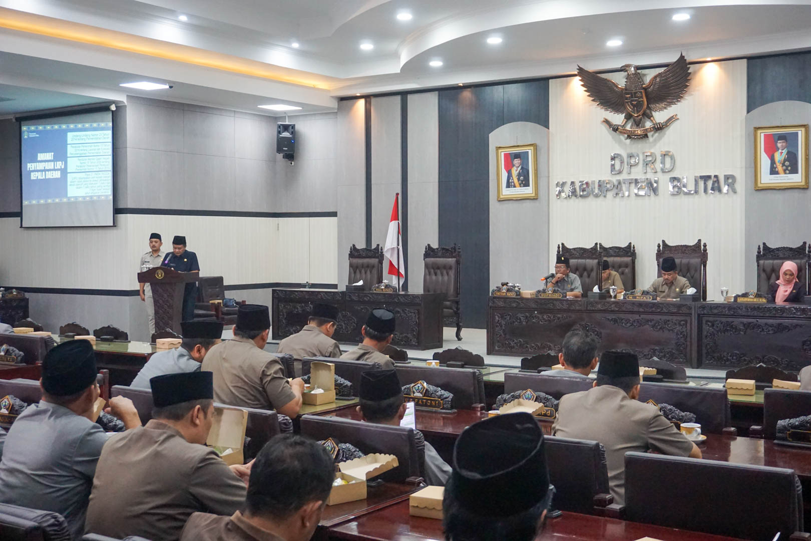 Rapat Paripurna DPRD Kabupaten Blitar LKPj Bupati TA 2025, Wabup Beky Sampaikan Kinerja Pembangunan Lampaui Target