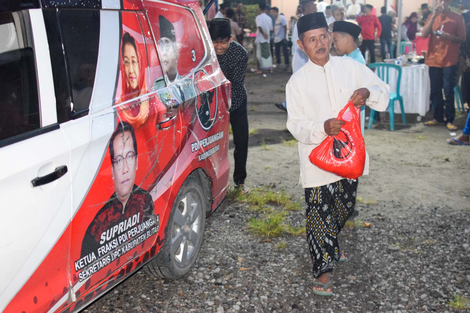 400 Warga Desa di Srengat Diajak Bukber Ramadhan PDIP, Kader Banteng Blitar Konsisten Dekat dengan Rakyat sembako supriadi kuwat bukber pdi perjuangan blitar 2026