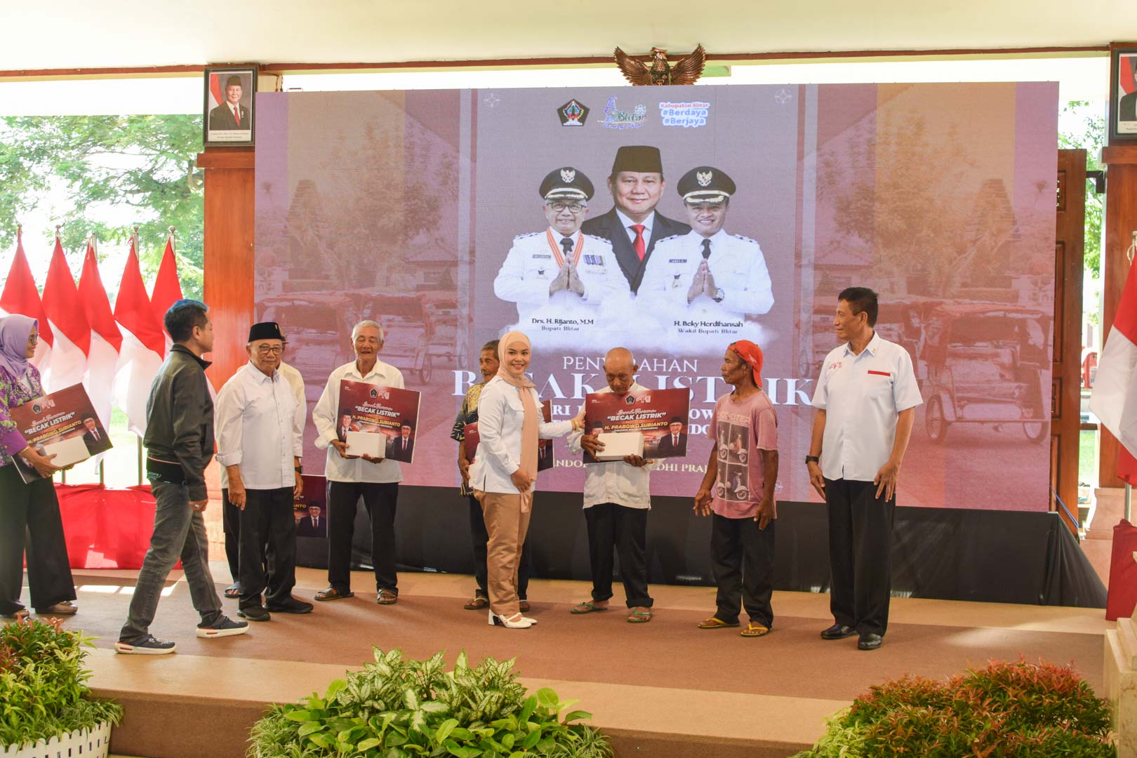 Ratna Dewi Ucapkan Terima Kasih Presiden Prabowo, 200 Becak Listrik Ringankan Penarik Lansia di Blitar