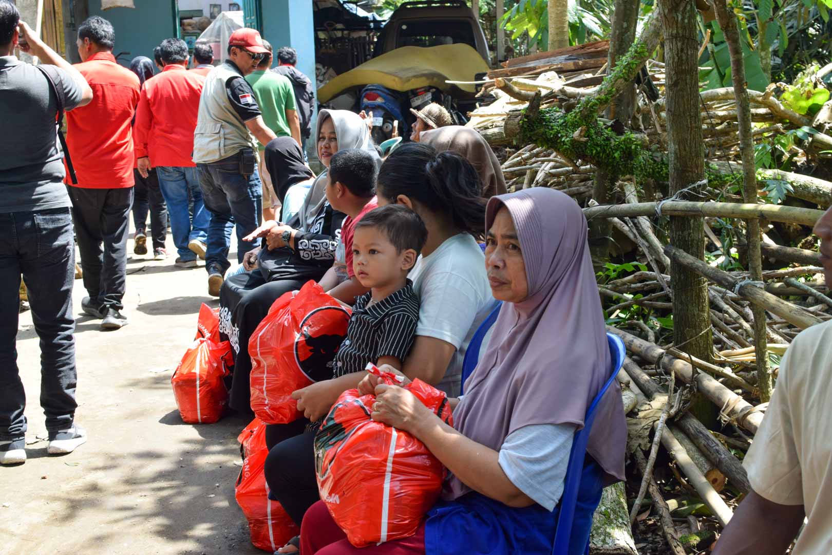 Bantuan sembako PDIP Blitar Desa Sumber 2026