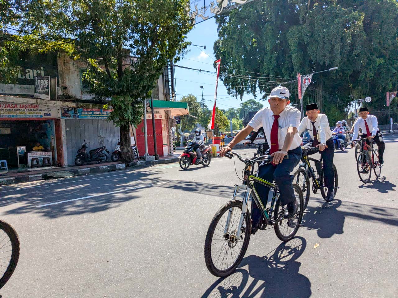 Kepala Diskominfotik Kota Blitar Hakim Sisworo Sepeda Hemat BBM