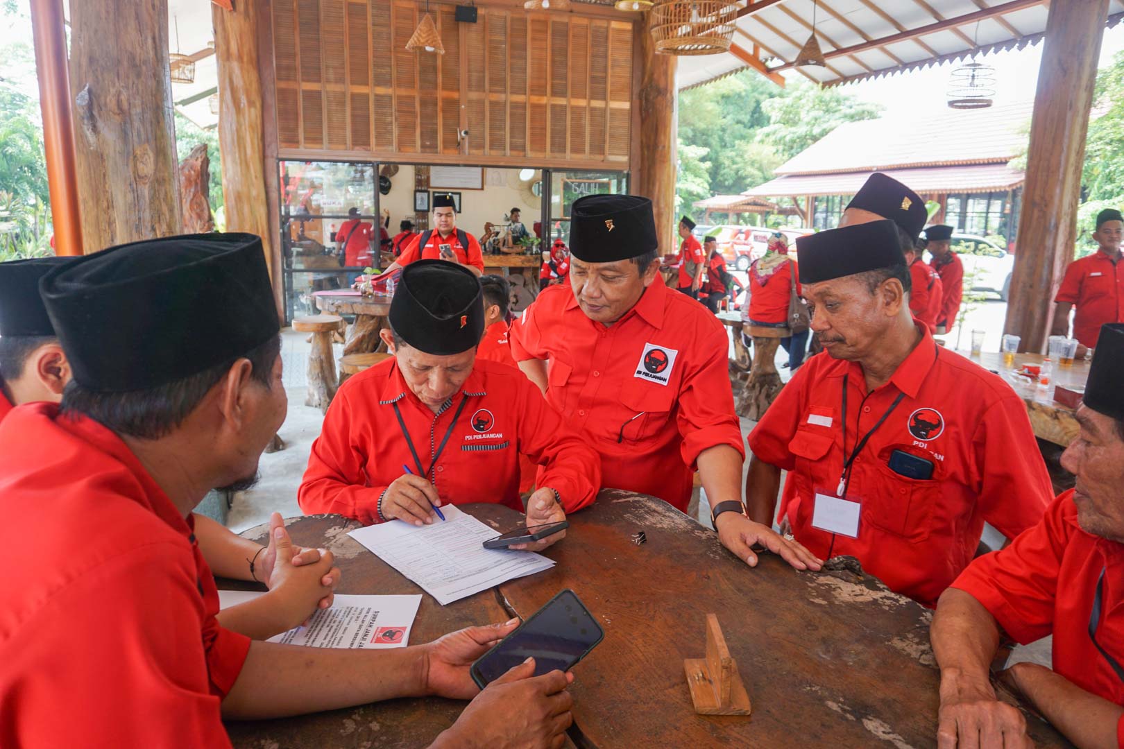 Pantau Langsung Fit Proper Test Hingga Musyawarah Formatur, Guntur Wahono Jamin Kualitas Pengurus PAC PDI Perjuangan Blitar Guntur Wahono Lihat Formatur PAC Kecamatan Ponggok Musancab 2026