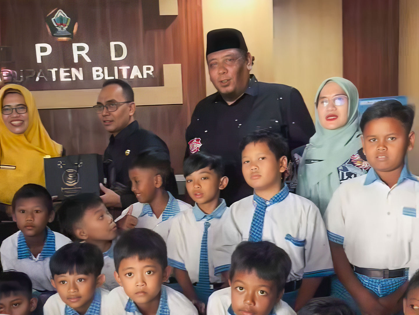 Fatatoh Hironi Ulya PDI Perjuangan Kabupaten Blitar Siswa SD Belajar