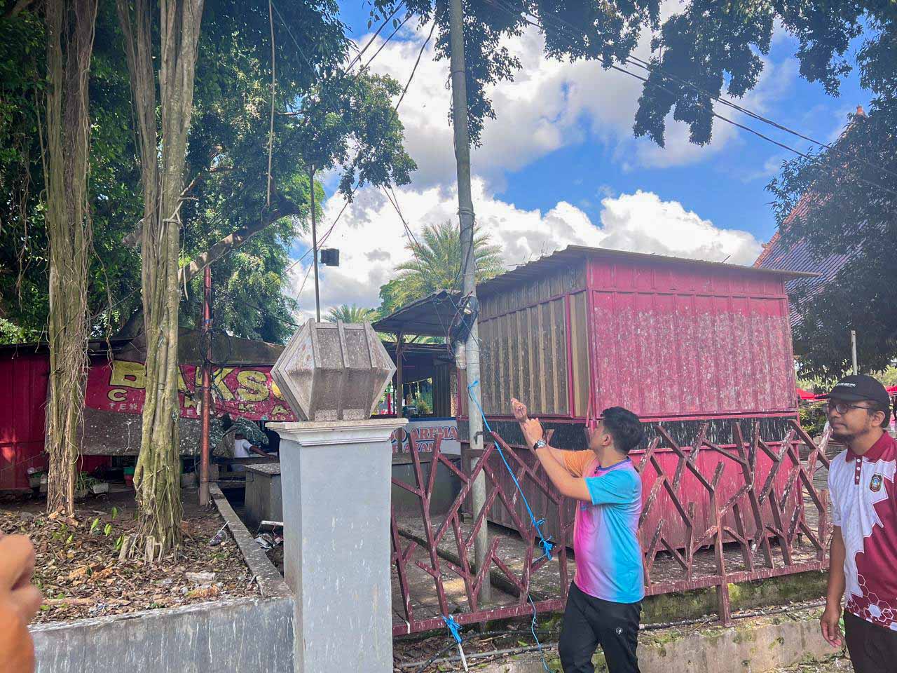 Mas Ibin bersihkan blekok sisi utara alun alun minggu 19 April 2026