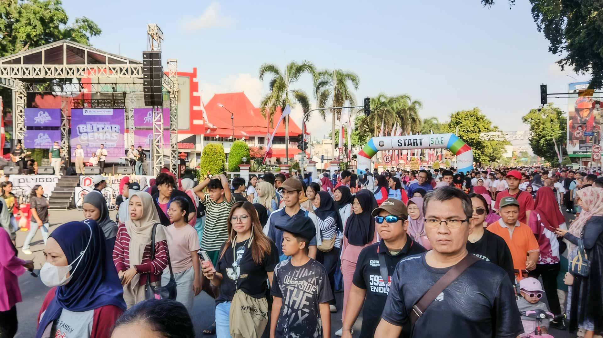 Jalan Merdeka Blitar Jadi Lautan Manusia, Puluhan Ribu Warga Padati CFD Spesial Hari Jadi Kota ke-120