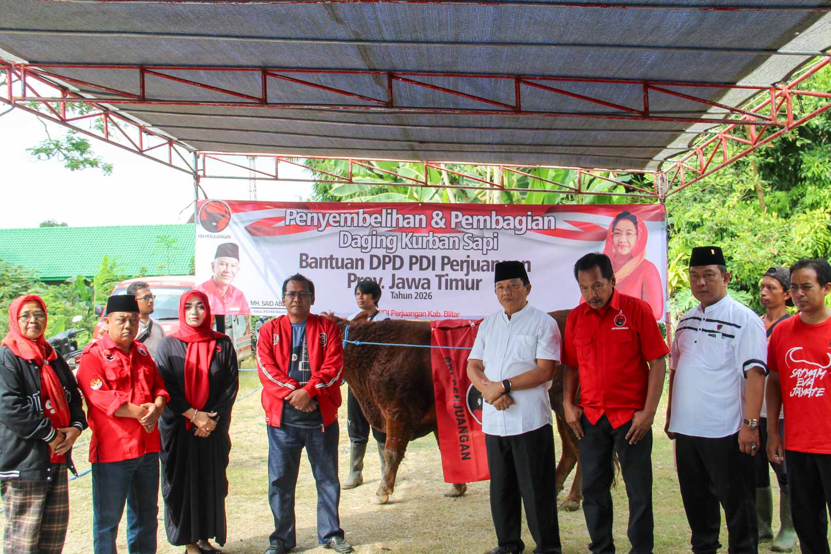 Idul Adha Jadi Momentum Kebersamaan, Pengurus DPC PDI Perjuangan Kabupaten Blitar Kompak Bagikan Daging Kurban Guntur Serah Terima Kurban Idul Adha 2026 DPC PDIP Blitar