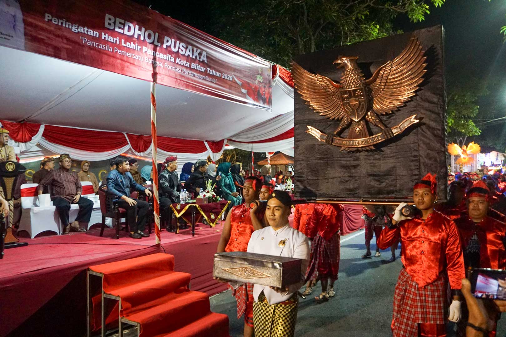 Pawai Lampion Malam Pancasila Digelar Meriah, Mas Ibin Ajak Warga Blitar Rawat Semangat Bung Karno Kirab Budaya Pusaka Malam Pancasila Blitar 2026
