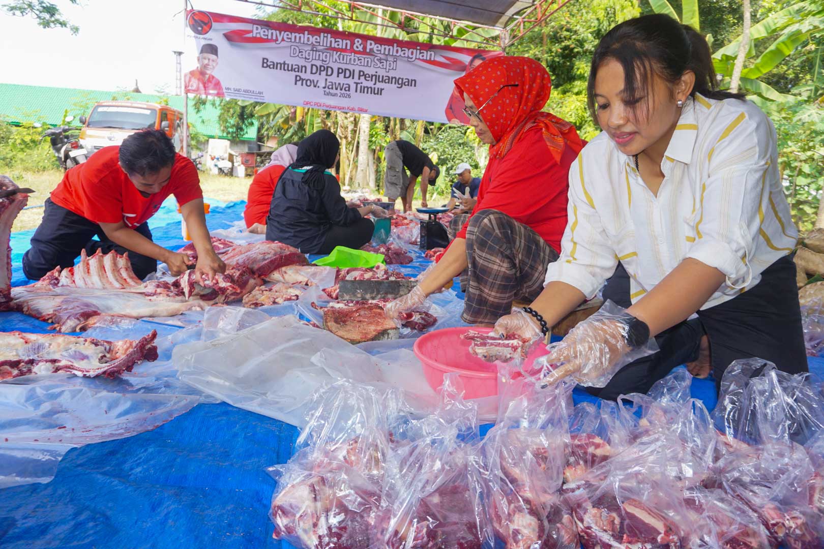 Idul Adha Jadi Momentum Kebersamaan, Pengurus DPC PDI Perjuangan Kabupaten Blitar Kompak Bagikan Daging Kurban
