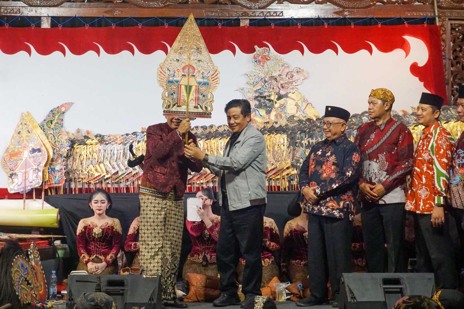 Wayang Kulit Wahyu Pancasila Meriahkan Bulan Bung Karno di Desa Kaweron Blitar, Guntur Wahono Apresiasi Gotong Royong Warga