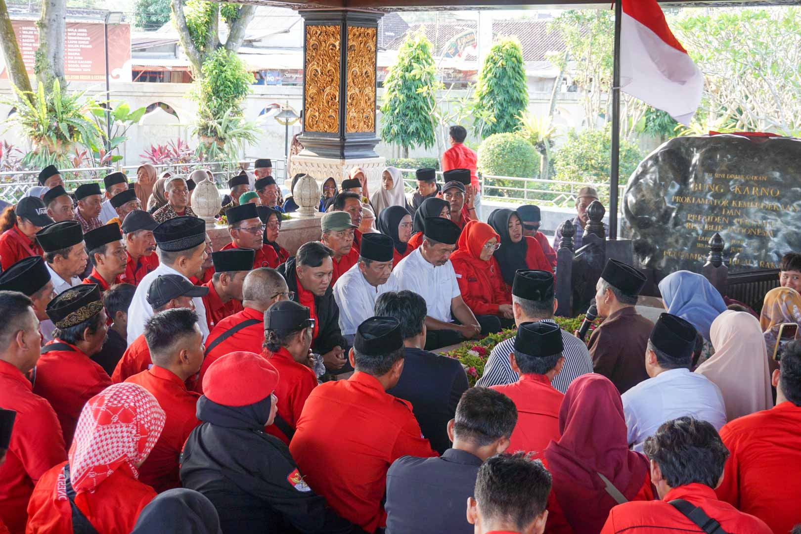 Peringati Haul Bung Karno, Guntur Wahono Tekankan Kader PDIP Blitar Semangat Menyejahterakan Rakyat Guntur Wahono Ziarah Kebangsaan bersama masyarakat Haul Bung Karno 2026