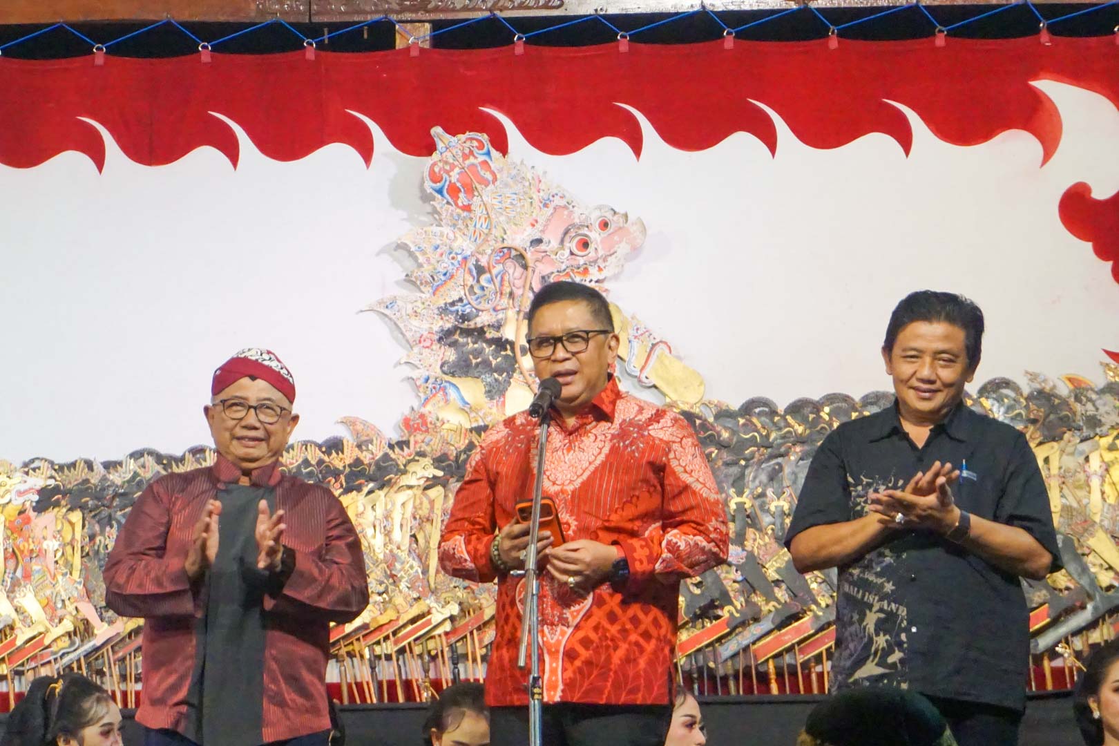 Sekjen PDIP Hasto Puji Kabupaten Blitar, Pelestarian Budaya Jadi Kekuatan Kebangsaan di Bulan Bung Karno Hasto Sambut Warga di Wayangan Kanigoro 15 Juni 2026 didampingi Rijanto dan Guntur PDIP