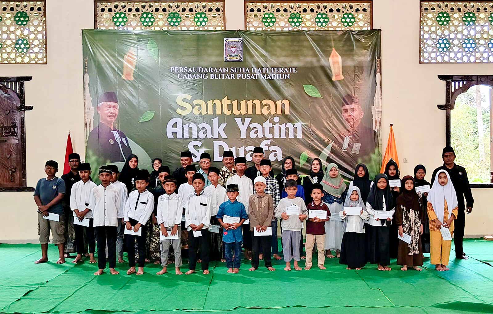Usai Sahkan 1.370 Warga Baru, SH Terate Cabang Blitar Santuni Anak Yatim dan Duafa di Bulan Suro