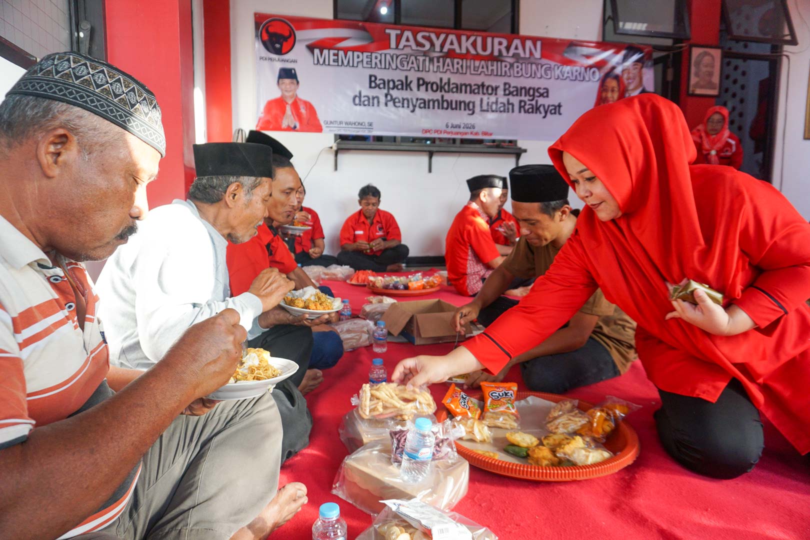Tasyakuran Hari Lahir Bung Karno ke-125, PDI Perjuangan Kabupaten Blitar Gaungkan Semangat Trisakti dan Gotong Royong untuk Rakyat Rini DPC PDIP Blitar Tasyakuran Bung Karno Jajan Pasar