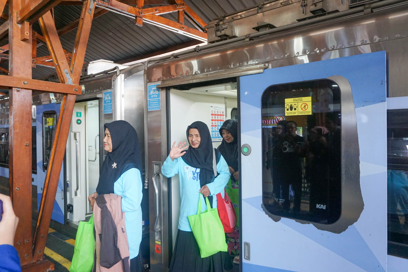 KAI Daop 7 Madiun Kenalkan Diskon Lansia 20 Persen, Ibu-Ibu Muslimat NU Diajak Rasakan Langsung Naik Kereta Kediri-Blitar