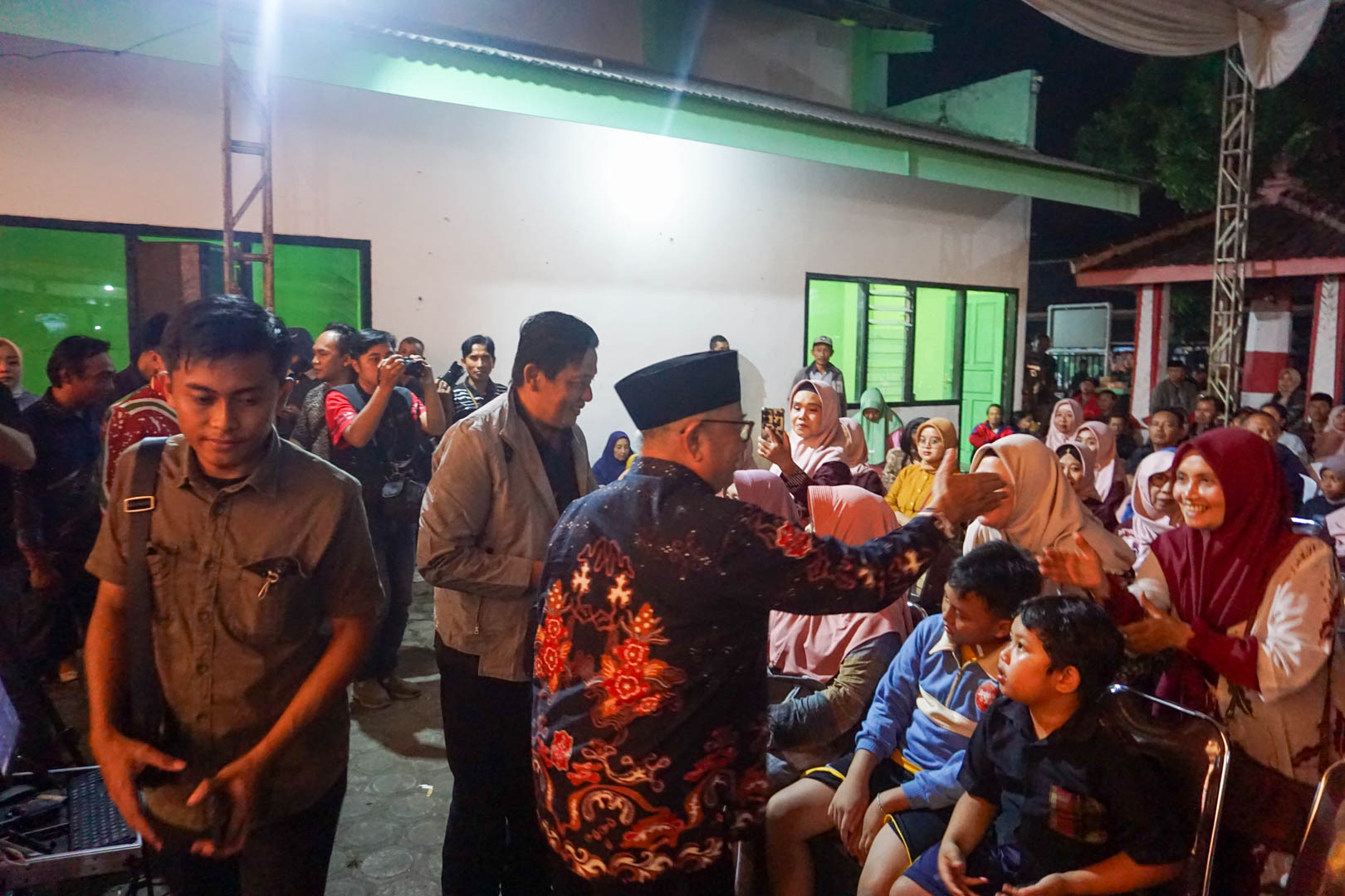 Bupati Blitar Guntur Wahono Sapa Warga Wayang Kulit Kelurahan Kaweron