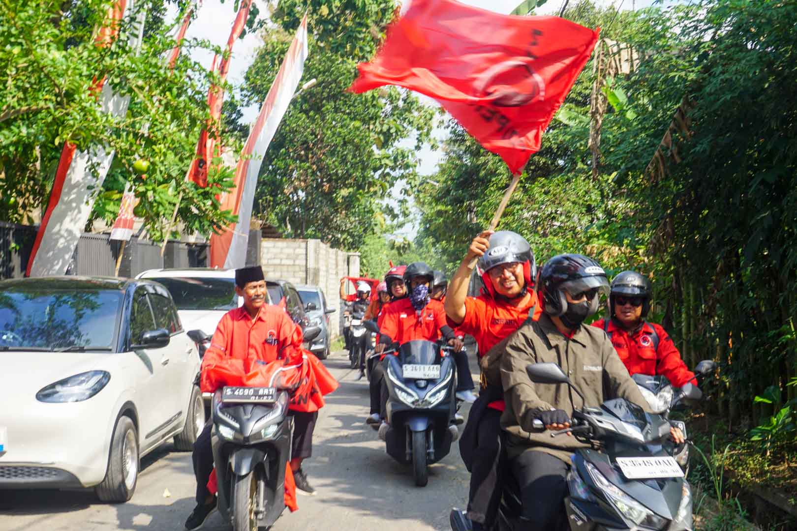 Naik Motor dari Jombang ke Blitar, Guntur Wahono Sambut Ratusan Kader PDI Perjuangan untuk Haul Bung Karno Bersama