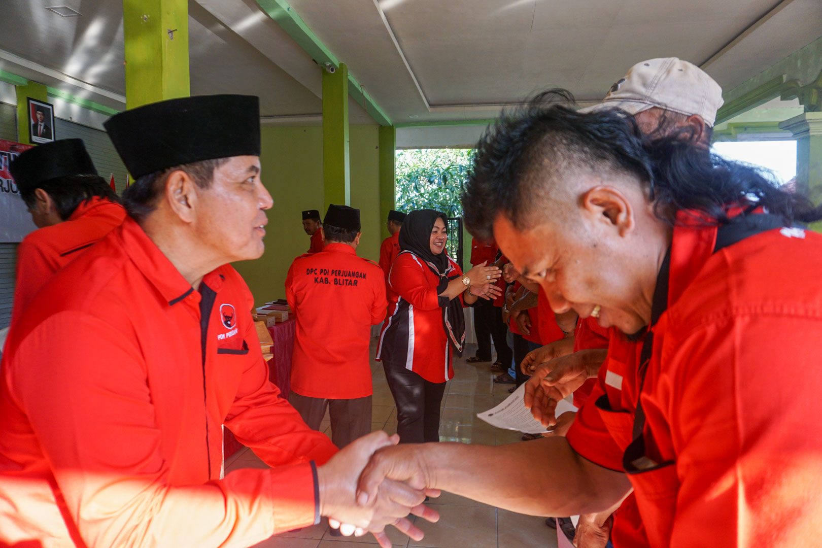 Bendahara DPC PDI Perjuangan Kabupaten Blitar Basori salami dan selamat Musran Bakung 12 Juli 2026