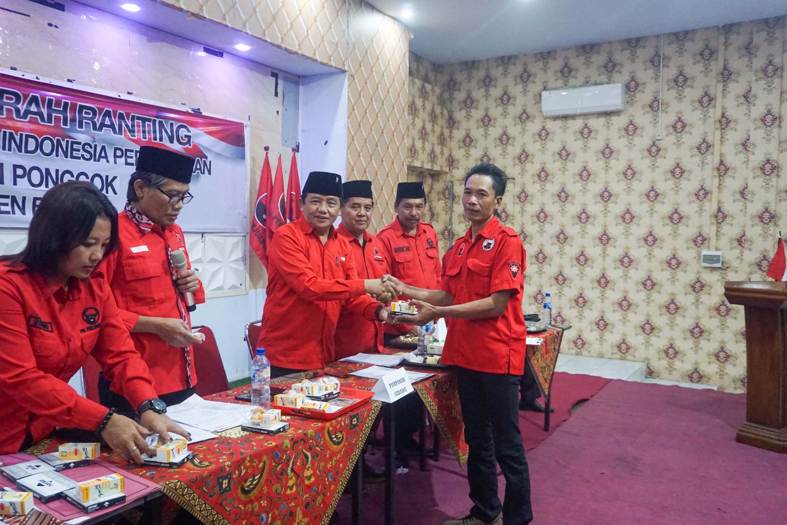 Musran PDI Perjuangan di Ponggok Menyala! Guntur Wahono Optimis Basis Kekuatan Kemenangan Kabupaten Blitar Ranting Ponggok 2026 2031 Terima Stampel PDI Perjuangan Minggu 19 Juli 2026