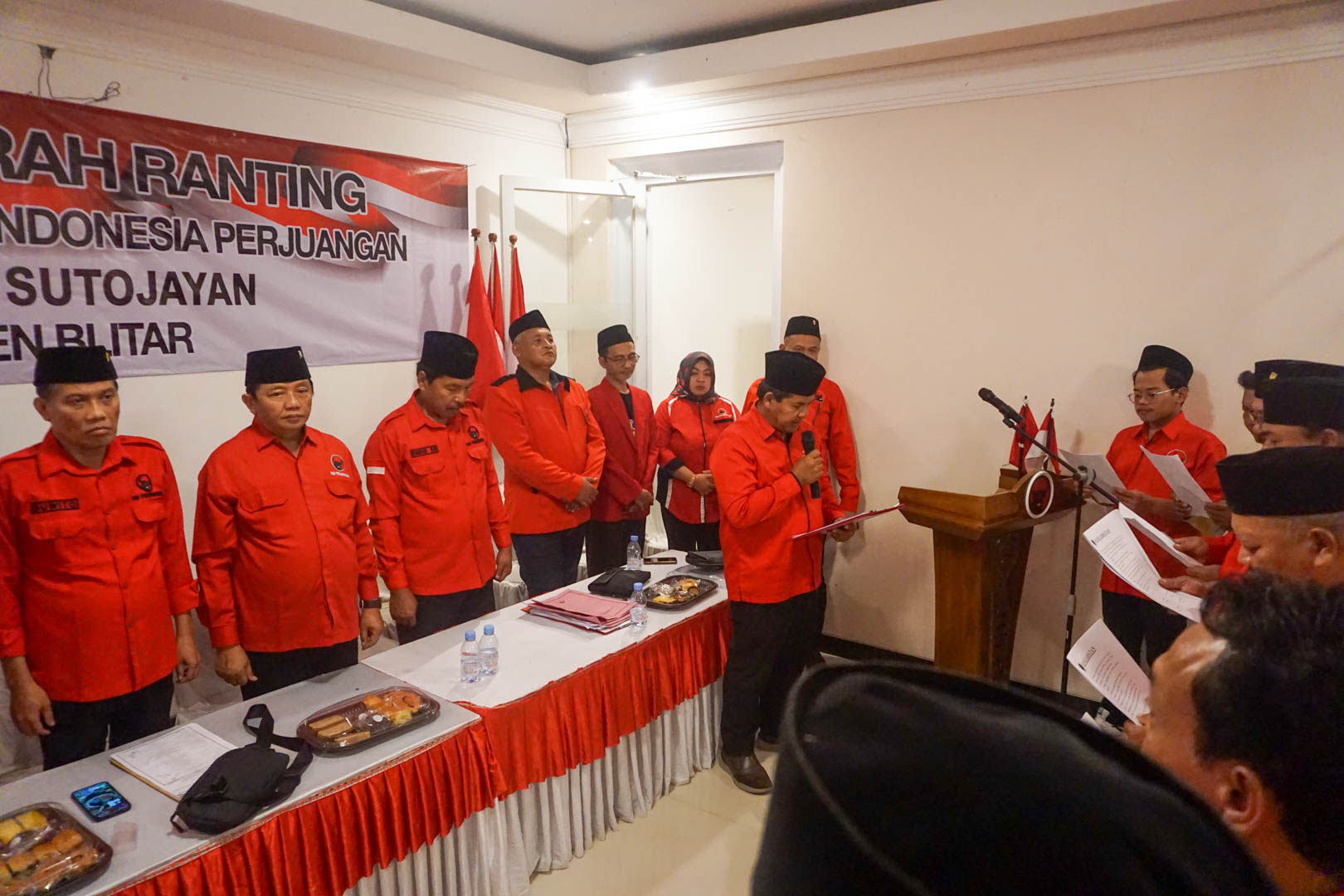 Bendahara DPC PDI Perjuangan Kabupaten Blitar Haji Basori Ambil Sumpah pengurus ranting sutojayan 2026 2031 musran 8 agustus 2026
