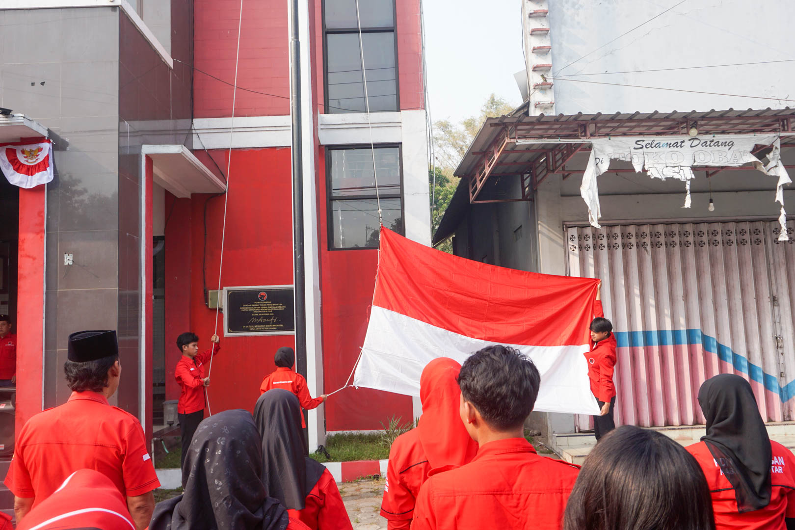 Upacara HUT ke-81 RI PDI Perjuangan Kabupaten Blitar, Haji Basori: Masyarakat Bawah Masih Butuh Perhatian untuk Rasakan Kemerdekaan Bendera Merah Putih DPC PDI Perjuangan Kabupaten Blitar 17 agustus 2026