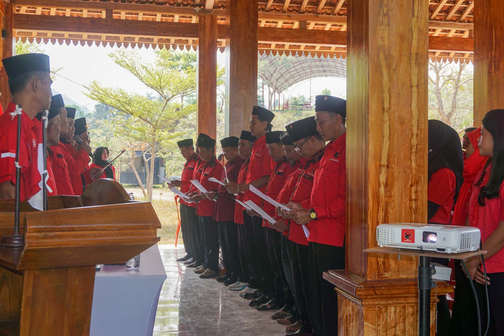 Tak Ingin Lahirkan Kader Karbitan, Musran PDI Perjuangan Kabupaten Blitar Jadi Awal Pendidikan Politik Generasi Muda pengurus ranting pdip kesamben kabupaten blitar 2026 2031 sumpah janji jabatan musran 1 agustus 2026