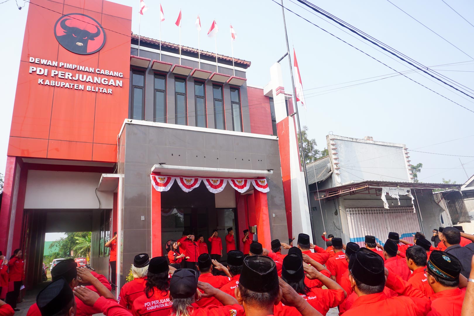 Upacara HUT ke-81 RI PDI Perjuangan Kabupaten Blitar, Haji Basori: Masyarakat Bawah Masih Butuh Perhatian untuk Rasakan Kemerdekaan Hormat Bendera Merah Putih DPC PDI Perjuangan kabupaten Blitar Senin 17 Agustus 2026