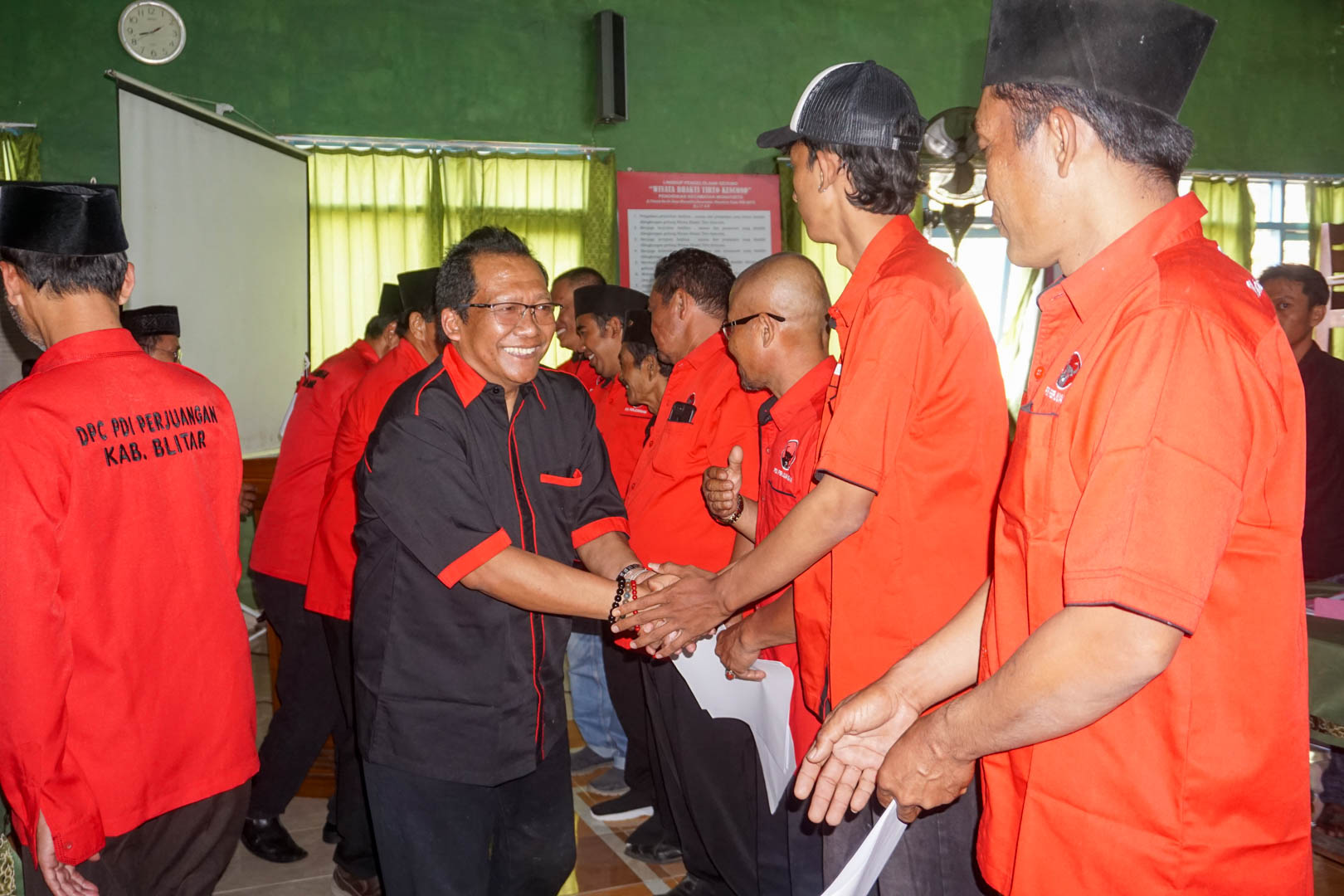 Supriadi Sekretaris DPC PDI Perjuangan Kabupaten Blitar Salaman Selamat Musran Wonotirto Minggu 8 Agustus 2026