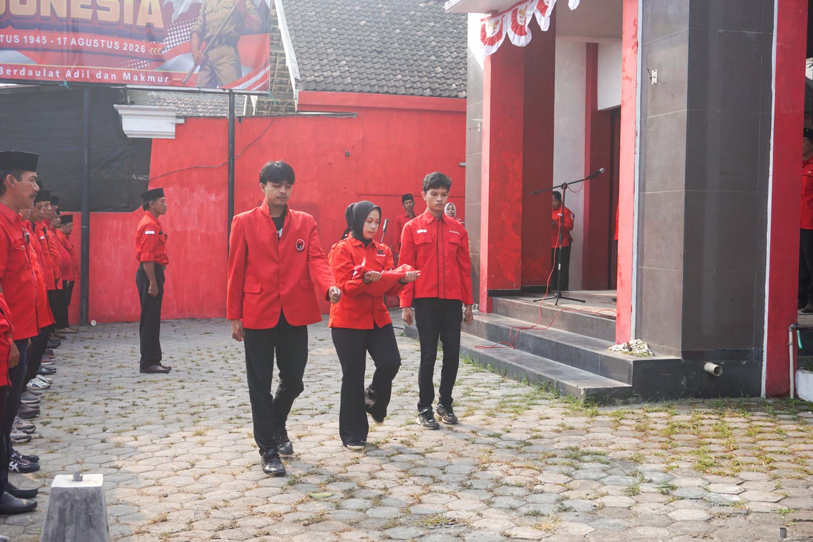 Upacara HUT ke-81 RI PDI Perjuangan Kabupaten Blitar, Haji Basori: Masyarakat Bawah Masih Butuh Perhatian untuk Rasakan Kemerdekaan Kader Muda PDI Perjuangan Kabupaten Blitar Pengibar Bendera Kemerdekaan Senin 17 Agustus 2026