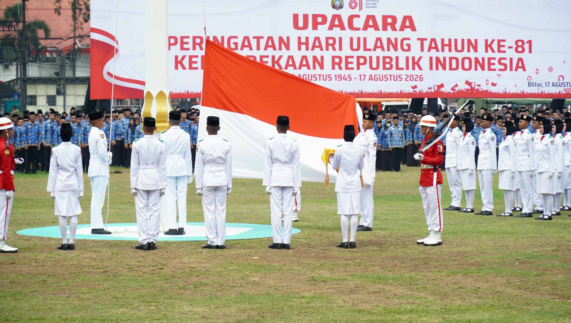 pengibaran bendera merah putih alun alun kota blitar hut ri ke 81 senin 17 agustus 2026