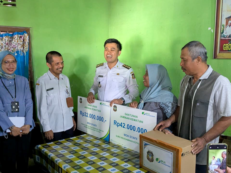 Dari Guru Ngaji hingga Marbot, Mas Ibin Datangi Rumah Pekerja Rentan Penerima Santunan BPJS Kota Blitar