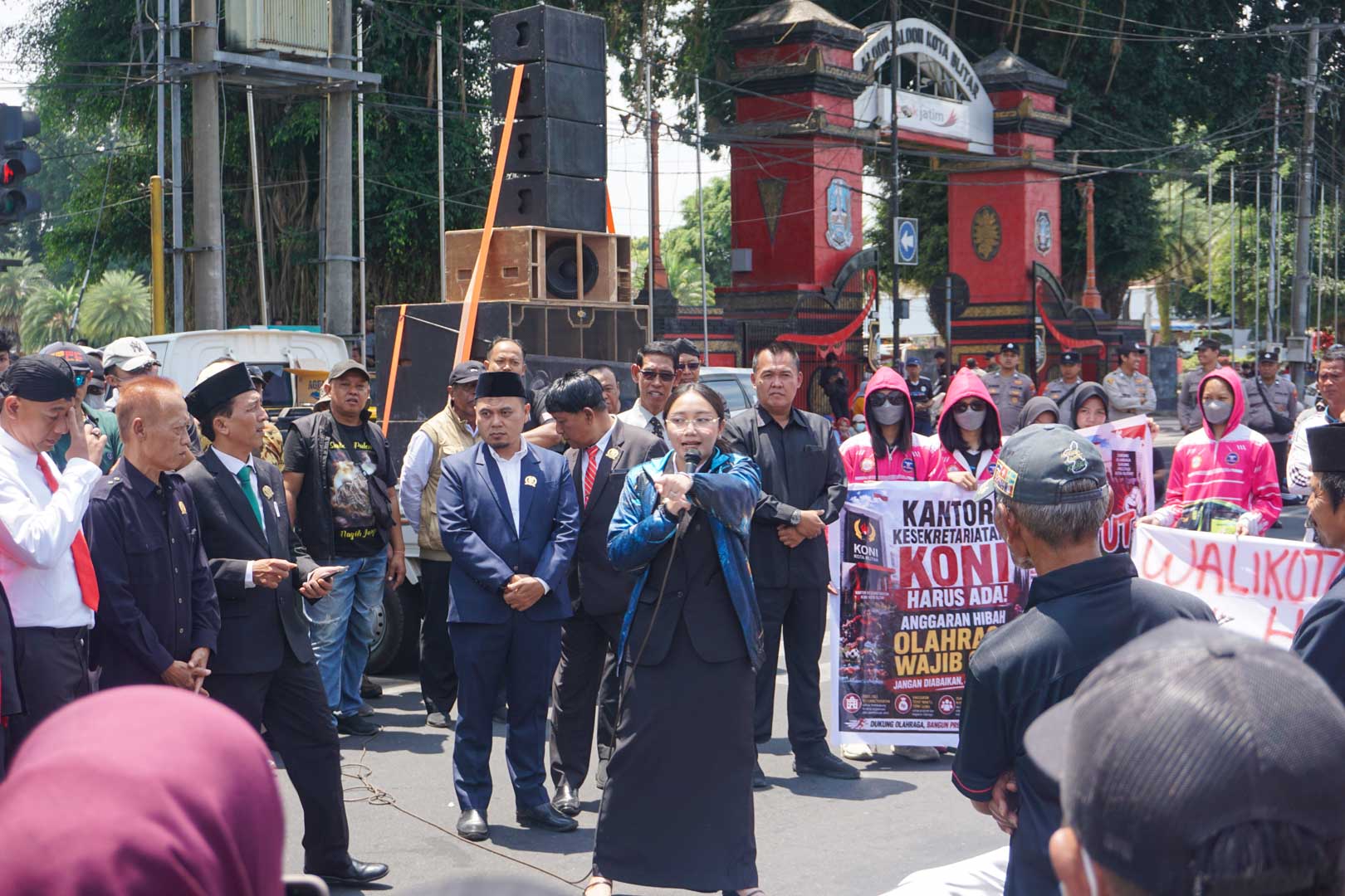 Dua Jabatan, Satu Aksi: Wakil Wali Kota Blitar Demo Kantornya Sendiri, Etika Jadi Sorotan