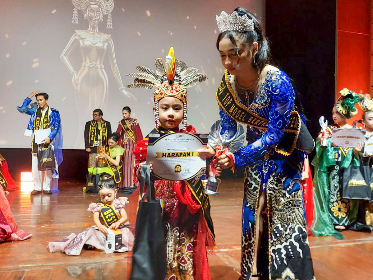 Fiona Banjarmasin Juara Harapan 1 Festival Etnik Model Indonesia Minggu 6 September 2026
