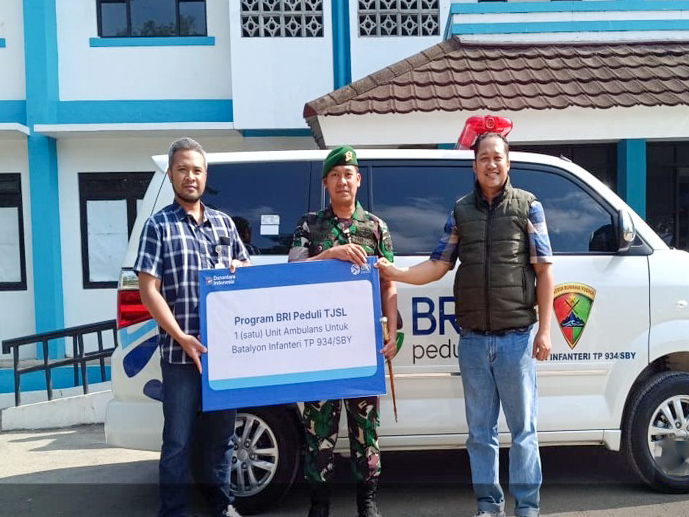 Gandeng Batalyon Infanteri TP 934/SBY, BRI Branch Office Pacitan Salurkan CSR Ambulance Gratis untuk Warga