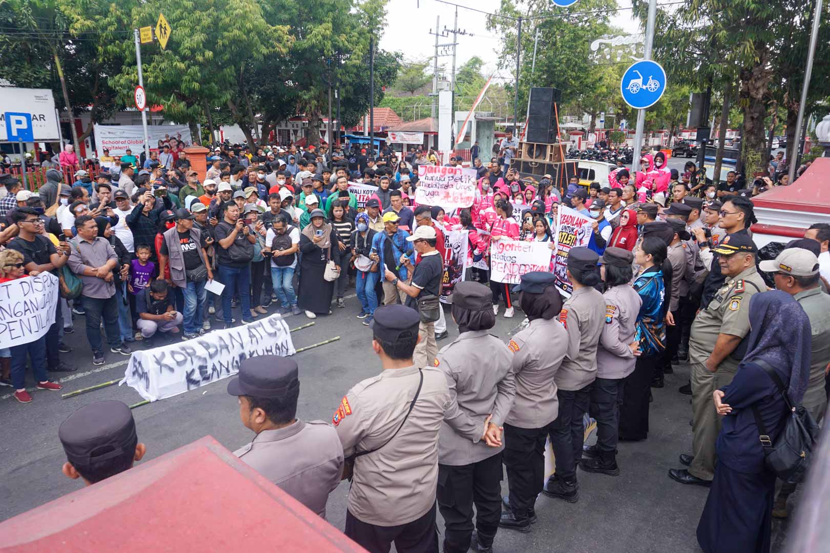 pelajar anak di bawah umum kota blitar demo koni senin 7 september 2026