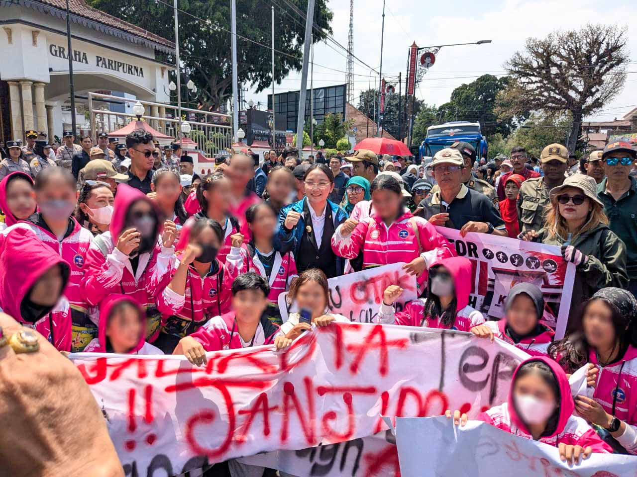 Ironi Demo KONI Kota Blitar, Wawali Elim Panggil Atlet Pelajar Maju Saat Orasi Demi Tuntutan Hibah
