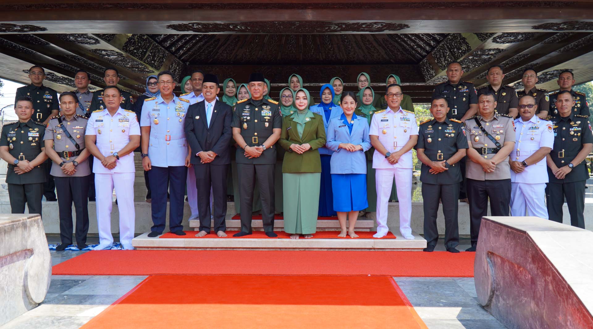 Ziarah Pangdam ke MBK, Mas Ibin: Teguhkan Akar Sejarah TNI dari Bung Karno Mas Ibin dampingi Pangdam V Brawijaya Ziarah makam bung karno hut tni ke 81 Jumat 25 September 2026