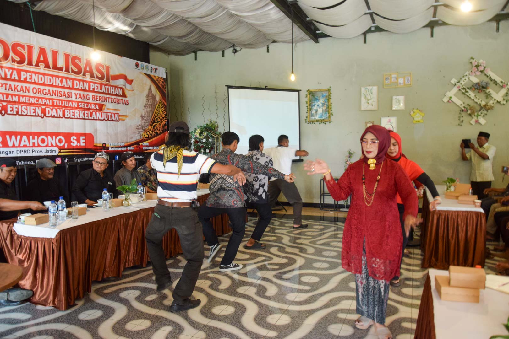 Guntur Wahono Dorong Langen Beksan Blitar Naik Kelas, Legalitas hingga Penguatan Organisasi Jadi Perhatian Ibu bapak pegiat seni memamerkan tarian langen beksan di sowan guntur wahono senin 19 oktober 2026 kademangan