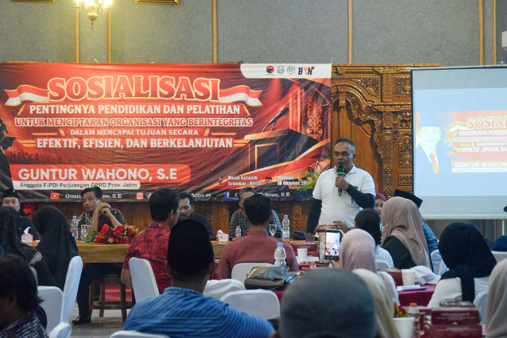 Ketua PAC PDI Perjuangan Kecamatan Binangun Eko Prasetyono mencoba menjadi mc di pelatihan guntur wahono minggu 18 oktober 2026