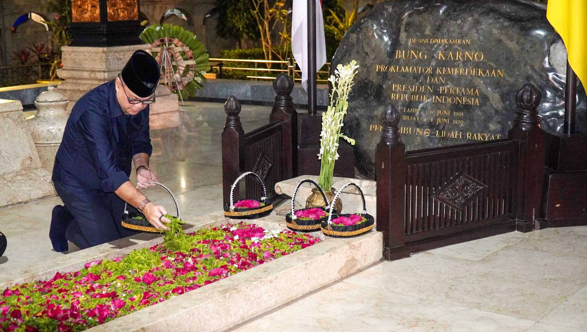 Nyekar Malam di Makam Bung Karno, Romy Soekarno Dukung Kebijakan Pemkot Blitar MBK Buka 24 Jam